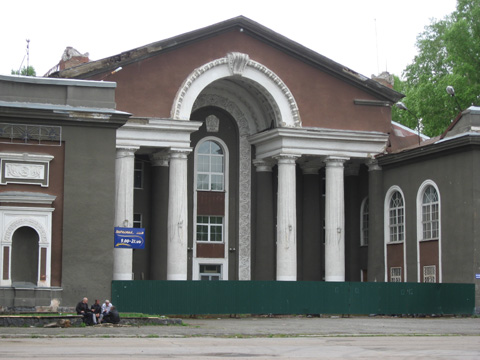 Здание Дома культуры, пл.4310,3 кв.м, 3-эт. и земельный участок, пл.8158 кв.м, кадастровый №42:24:0101015:444 Здание Дома культуры, пл.4310,3 кв.м, 3-эт. и земельный участок, пл.8158 кв.м, кадастровый №42:24:0101015:444